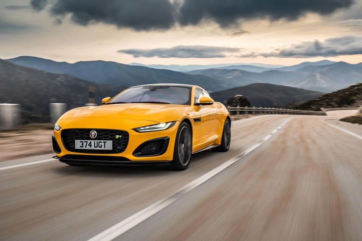 最もパワフルな「Rクーペ／コンバーチブル」が0-100km/h加速に要する時間は3.7秒。出力が控えめな2リッターモデルでも5.7秒でこなす。