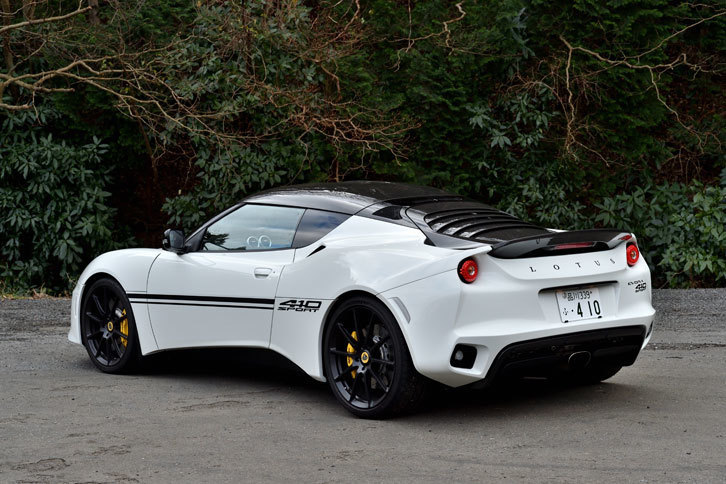 2017年10月に日本でお披露目された「エヴォーラ スポーツ410」。2015年に登場した「エヴォーラ400」を高出力化、軽量化し、空力性能を向上させたモデルである。