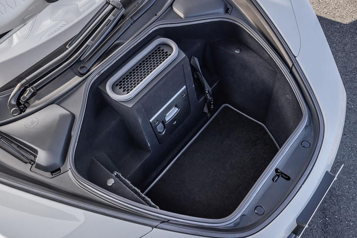 フロントフード下にある荷室の容量は150リッター。12V電源のソケットも備わっている。これとは別に、シート背後にも210リッターのスペースが用意されている。