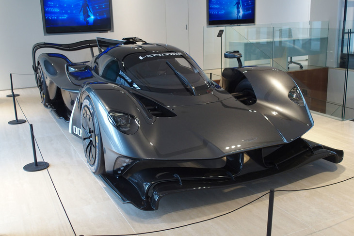 アストンマーティン青山ハウスの2階に置かれた「アストンマーティン・ヴァルキリー」。