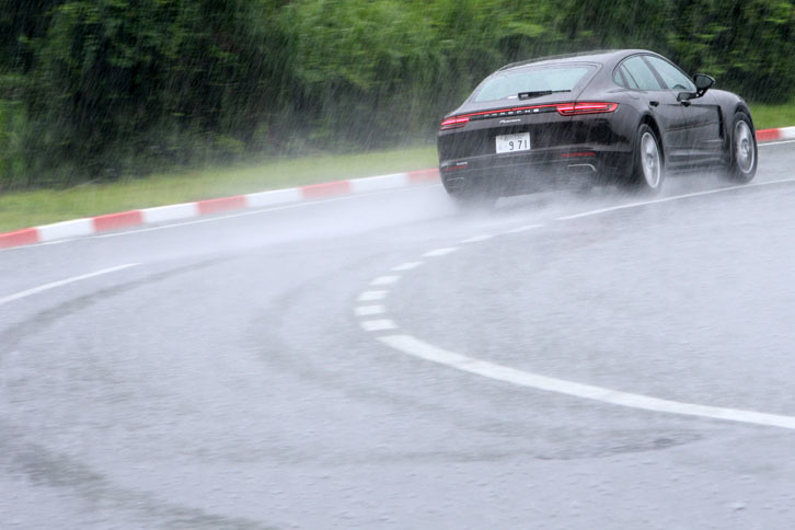 「パナメーラ」はエンジンよりシャシーの方が速いクルマだ。3リッターV6ターボエンジンが生み出すパワーをシャシーが“まるっ”と飲み込んでしまう。