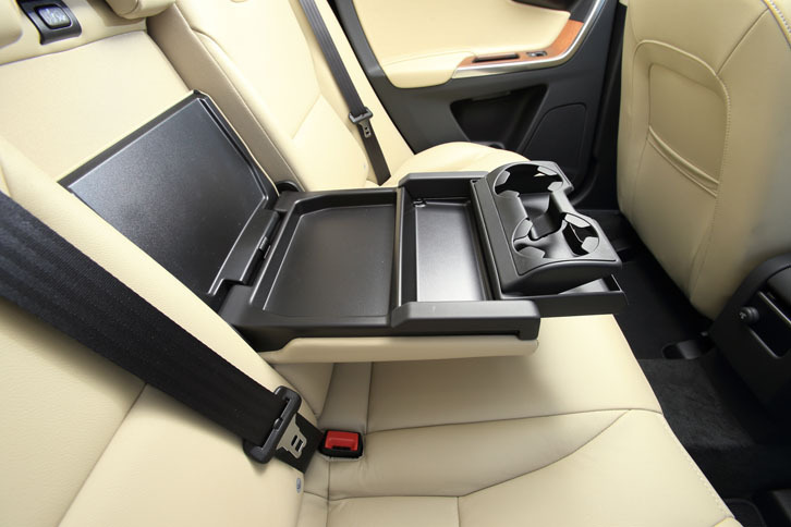 後部座席のアームレスト。小物入れやドリンクホルダーが備わる。