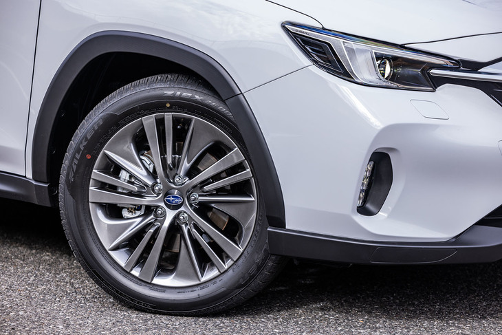 スーパーブラックハイラスター塗装が施された「レヴォーグ レイバック」専用となる18インチホイールを標準で装備。今回の試乗車両が履く225/55R18サイズの「ファルケン・ジークスZE001A A/S」オールシーズンタイヤは、レイバックを含むスバル車用として開発されたもの。