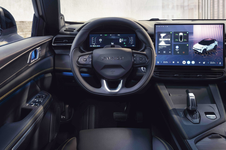 2025年式「Lynk＆Co 01」欧州仕様の室内。ディスプレイのサイズは運転席用が10.2インチ、センターが15.4インチ。イタリアにおける付加価値税込み車両価格、つまり購入プランは4万0995ユーロ（654万円）から。