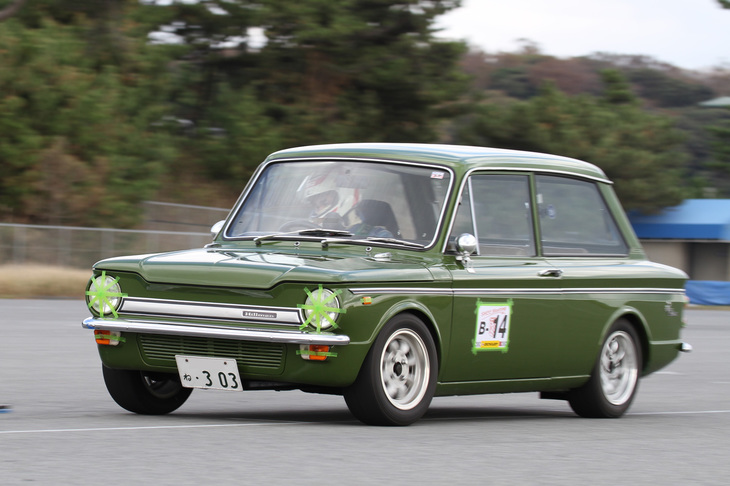 リアエンジンの特性を生かしたクイックな走りを披露し、Bクラスで優勝した「ヒルマン・スーパーインプ」。「ミニ」の対抗馬として1963年に登場したインプは、ミニとは正反対のRR大衆車。