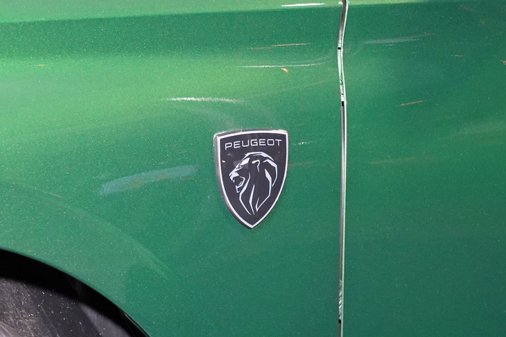 ライオンの頭部のみをレイアウトしたプジョーの新しいブランドロゴ。新型「308」がこれを採用した最初のモデルになる。