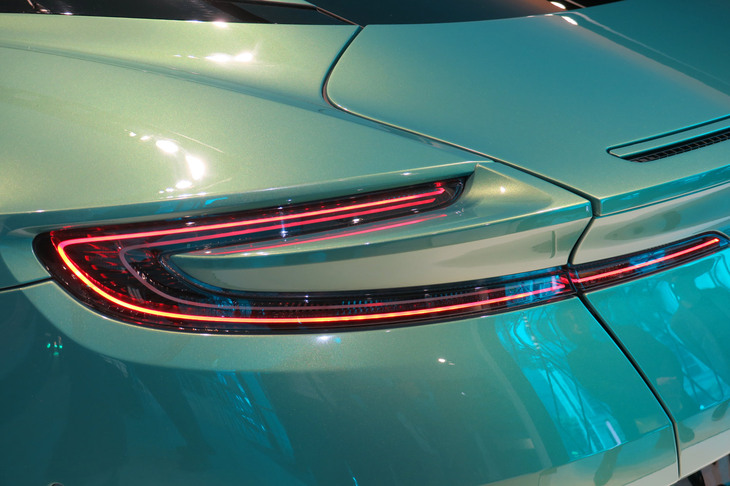 アストンマーティンDB12（テールランプ）