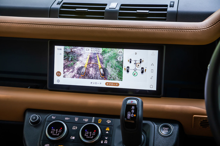 「3Dサラウンドカメラ」の技術を用いた、フロントボンネット直下の映像を映し出す「クリアサイトグラウンドビュー」が標準装備される。写真はオフロード走行時のものだが、狭い都市部での取り回しでも有効活用できる。