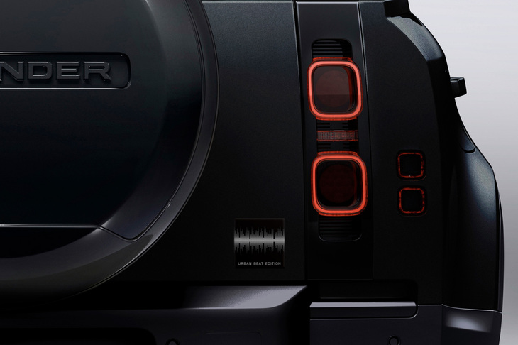 テールドアに備わる「URBAN BEAT EDITION」バッジ。