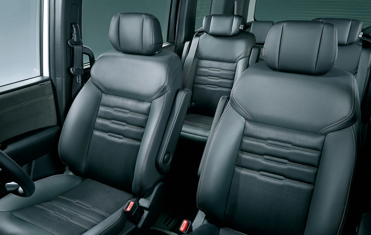 スエード調表皮とプライムスムースのコンビシート。「スパーダ プレミアムライン」では2列目シートは左右独立式のみの設定で、ベンチシートの8人乗り仕様は選択できない。