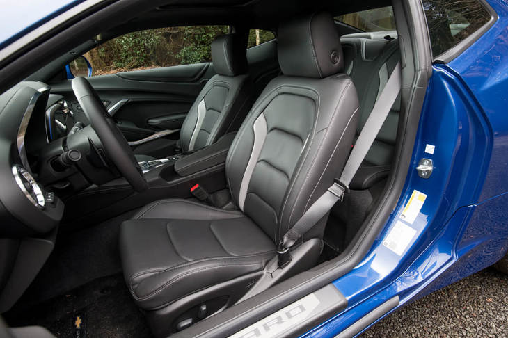 「カマロ」全車に標準装備される、レザー製のスポーツバケットシート。メモリー機能付きの電動調整機構や、ヒーターおよびベンチレーション機能が搭載される。