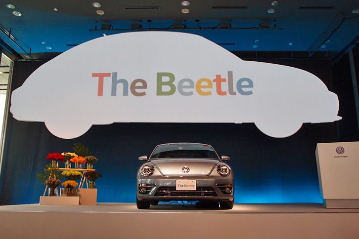 発表会のメインステージ。新色「ストーンウォッシュドブルーメタリック」の「ザ・ビートル デザイン」が中央に据えられた。