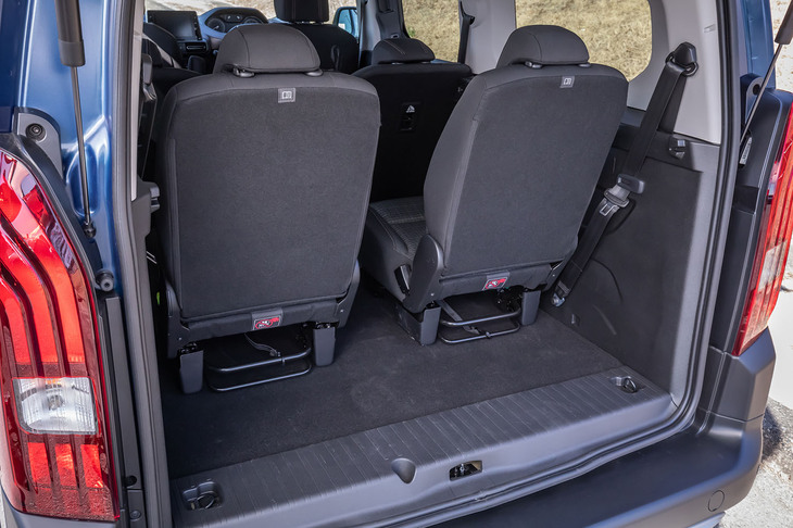 3列目シートを使用した場合の荷室容量は約209リッター。3列目シートの背もたれを折りたたみ、前方に跳ね上げて固定することもできる。