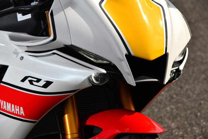 エンジンの吸気効率を高める、M字型のセンターダクトを備えたフロントカウル。3次元的な形状は空力に配慮したもので、アンダーカウルの形状とも相まって、フロントからリアにかけてスムーズに走行風を流す。