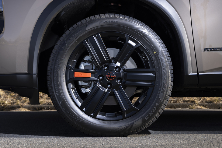 19インチのアルミホイールも「ロッククリーク」専用デザイン。冬季の取材だったためスタッドレスタイヤの「ブリヂストン・ブリザックVRX3」を履いていた。