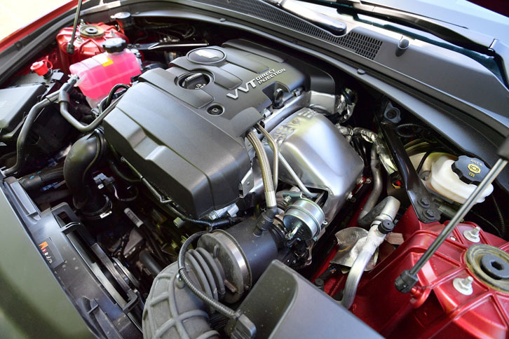 キャビン方向に寄せて搭載される2リッター直4ターボエンジン。従来型と同様に276psと400Nmを生み出す。駆動方式は4WDで、トランスミッションは8段AT。