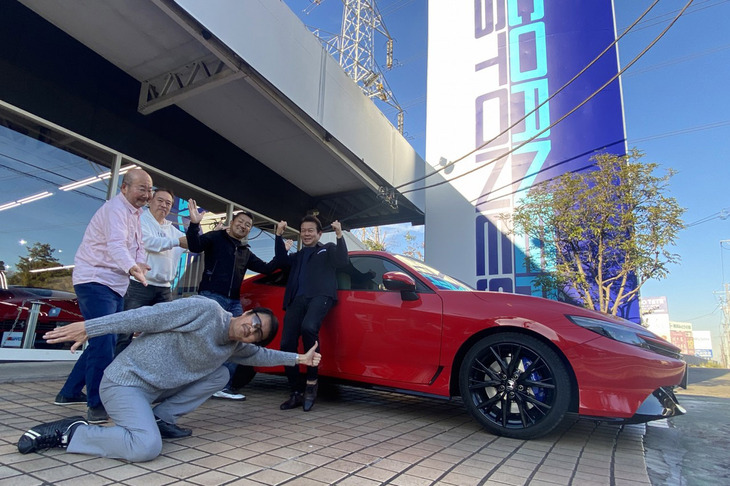 最新の「プレリュード」を見た「コーナーストーンズ」の常連フェラーリオーナーの反応は上々。彼らはプレリュードという名前だけで、激しく目を輝かせた。