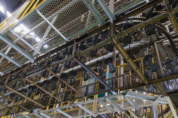 岐阜北工場の内部。ショックアブソーバーの塗装工程を2階に配置することで、製造時間の短縮が図られている。