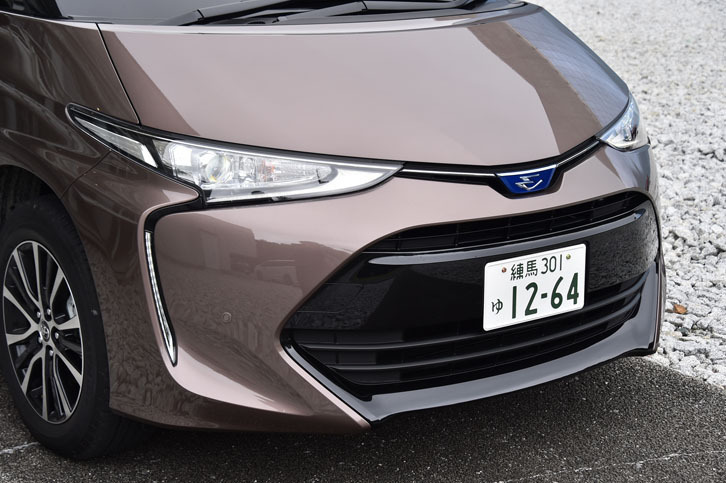 マイナーチェンジにおける最大の変更点は、フロントデザイン。大開口のアンダーグリルや、バンパーサイドのデイライト機能付きLEDランプが目を引く。