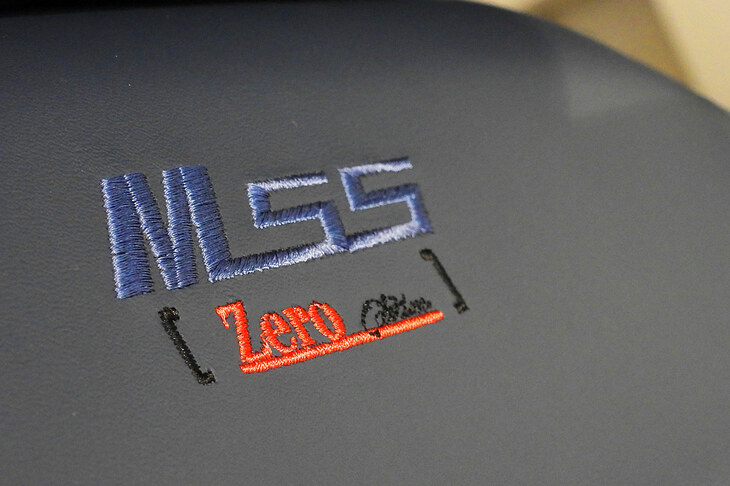 ミツオカM55ゼロエディション（「M55 Zero Edition」の刺しゅう）
