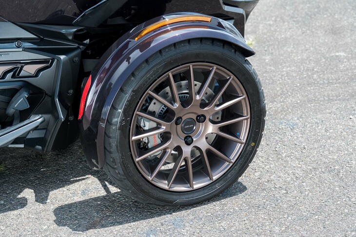 タイヤは台湾ケンダの「XPSロードスター」。従来のタイヤよりグリップ性能や快適性を落とすことなく、耐久性の向上が図られている。