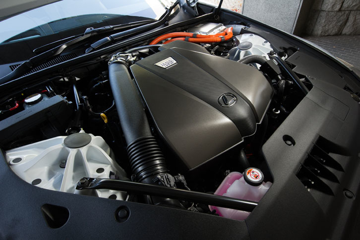 「LC500h」には、従来のレクサスのハイブリッドに、4段の変速機を組み合わせた新システム「マルチステージハイブリッド」が搭載される。