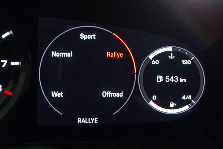 ドライブモードには、駆動力配分がリア寄りとなる「ラリー」と、車高が自動的に上がる「オフロード」の2つの専用モードが採用される。