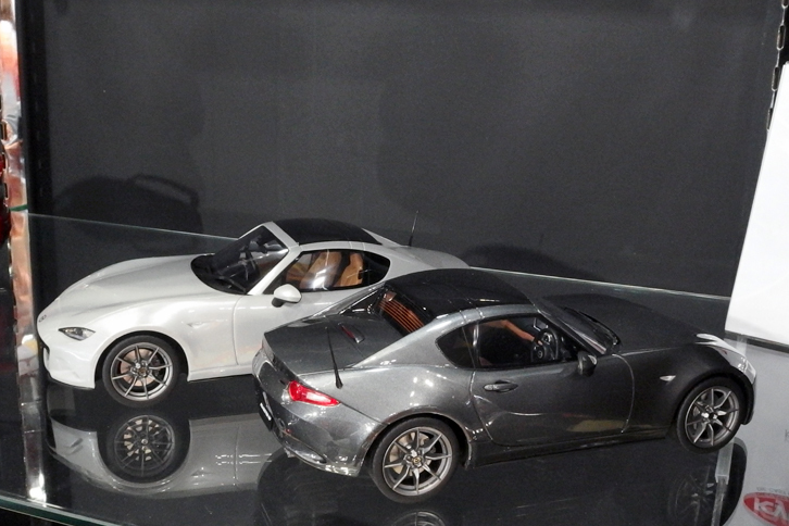 京商のオリジナルであるサムライシリーズの1/18レジン製「マツダ・ロードスターRF」。予定価格1万8000円。