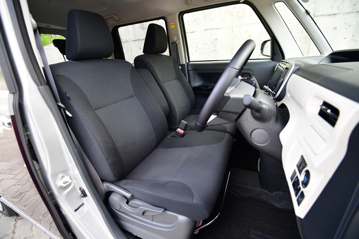 シートはプレーンで飽きのこないデザインを採用。「メイクアップ」ではソフトタッチな表皮と専用のシートパイピングで仕立ての良さが強調されている。