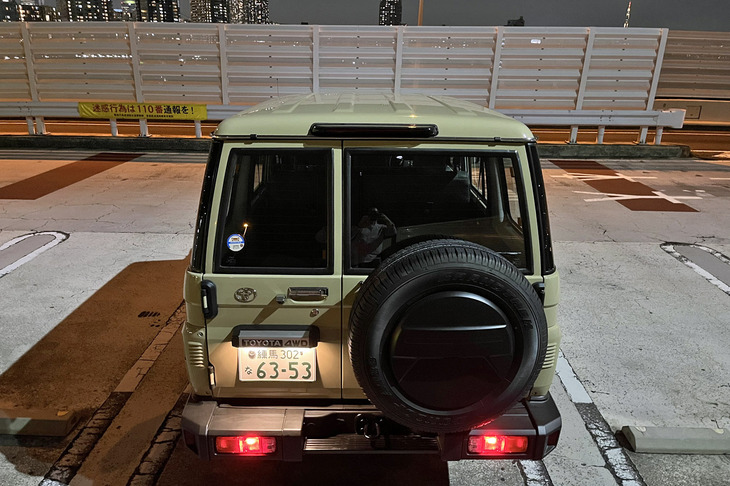 従来モデルにあったボディー側のリアコンビランプがなくなり、バンパー埋め込み型のみに変更された。