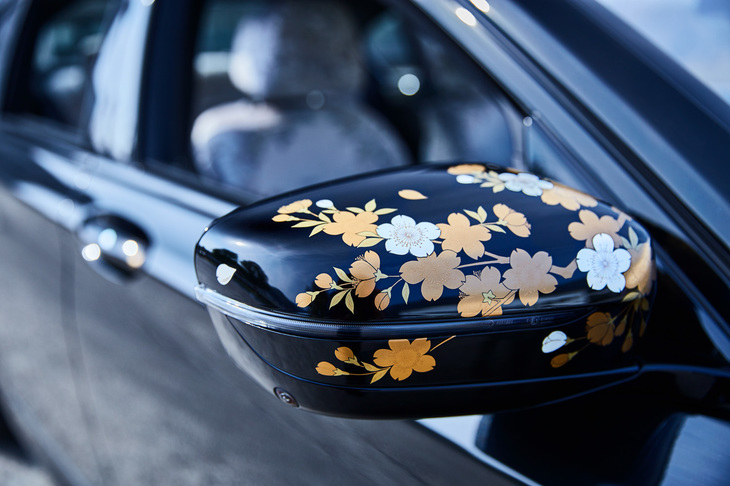 「BMW 740e」のドアミラー。漆塗りを施したうえで、蒔絵（まきえ）と螺鈿で桜を描いている。