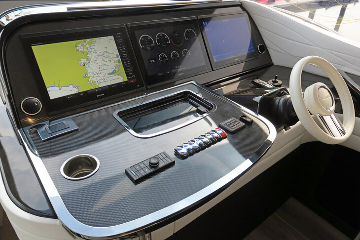 レクサスLY650（操縦席）