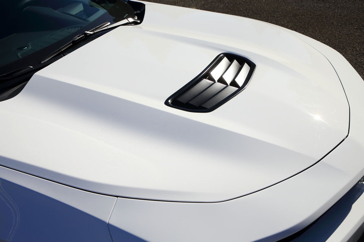 エンジンルームの冷却と空力性能向上のため、エアアウトレットがうがたれたエンジンフード。パワーバルジの左右をぐっと掘り込むことで、より抑揚のある造形としている。