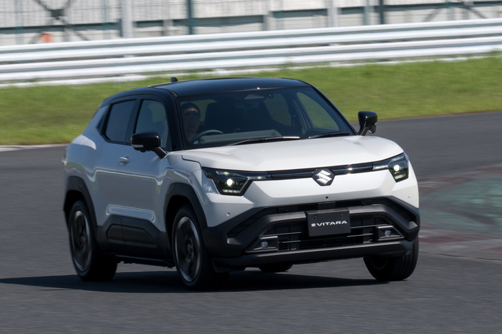 動力性能は、最高速が全車共通で150km/h。0-100km/h加速は、FWDの49kWh仕様が9.6秒、同61kWh仕様が8.7秒、4WDの64kWh仕様が7.4秒とされる。