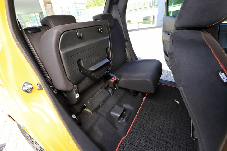 ホンダN-ONE RS（リアシート＜座面チップアップ＞）