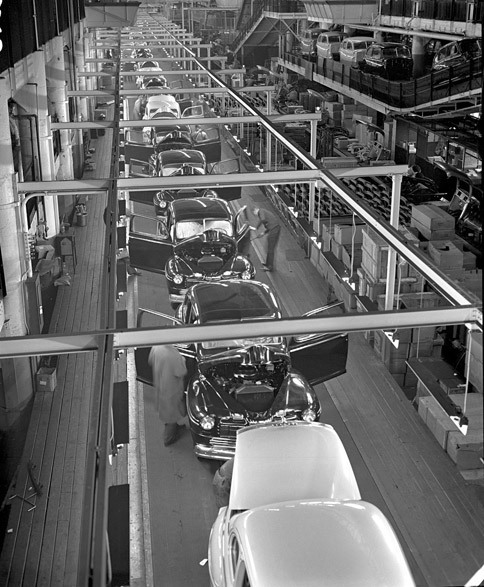 1946年のフォード（マーキュリー）のアセンブリーラインの様子。豊田英二は1950年に渡米してGMやフォードの工場を視察。良質な材料や工作機械さえ手に入れば、日本でもアメリカに負けないクルマを作れると確信したという。