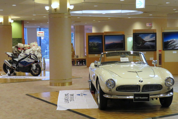 ホテルのロビーには、往年の名車である1958年式「507ロードスター」と、二輪の最新モデル「S1000RR」が展示されていた。