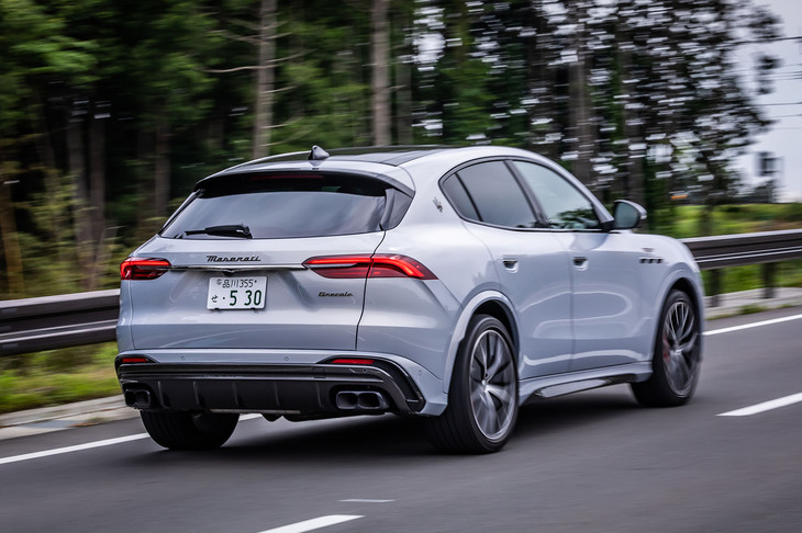 ドライビングモードと速度に応じて、ボリュームと音質が変化するエキゾーストサウンドが「グレカーレ トロフェオ」の特徴。0-100km/h加速3.8秒、最高速度285km/hというパフォーマンスを誇る。