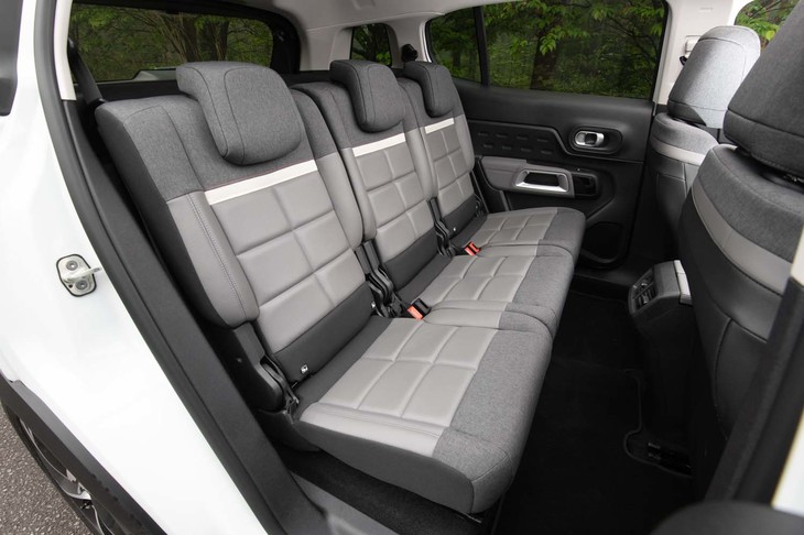 3座独立式のリアシートには、150mmの前後スライド機構と5段階のバックレスト調整機構が備わる。