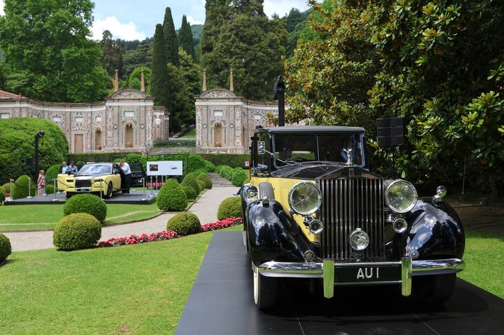 会場では『007／ゴールドフィンガー』の劇中車である1937年「ファントムIIIセダンカ・ドヴィル」とともにディスプレイされた。