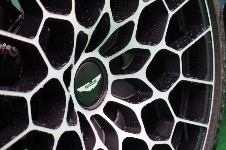 アストンマーティン・ヴァラー（リアホイール）