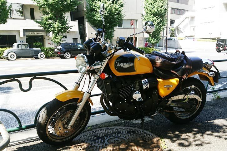 日々のアシとして長いことお世話になっている「トライアンフ・サンダーバードスポーツ」。「バイパー」がやって来てからも、（主に燃費的な理由により）わが家の機動力の中軸を担っている。