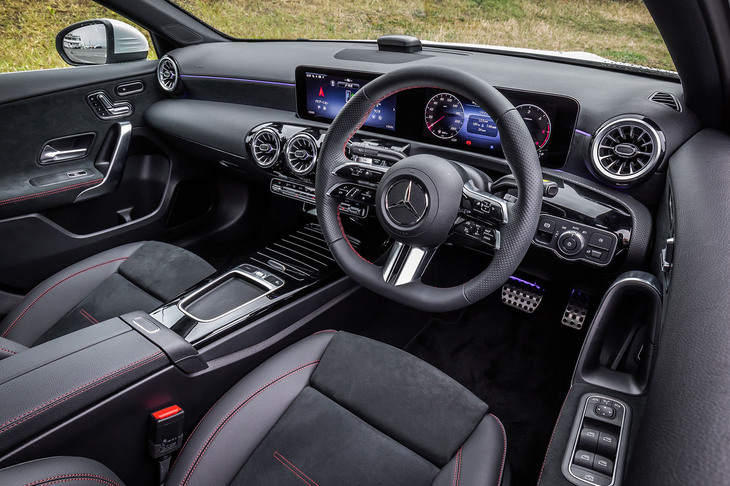 10.25インチのデジタルコックピットディスプレイとメディアディスプレイをつなぎ合わせたインストゥルメントパネルのデザインは、従来型を踏襲。インテリアはハッチバックの「Aクラス」と基本的に共通となる。