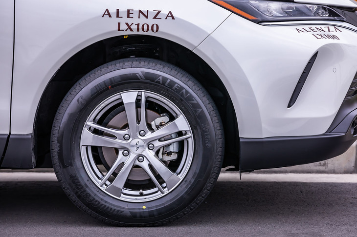 「アレンザLX100」が装着された「トヨタ・ハリアー」。ブリヂストンが行った騒音比較では、先代モデル「デューラーH/L850」よりもロードノイズが22％低減しているという。