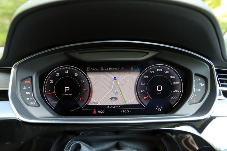 「アウディA8」のメーターパネル。