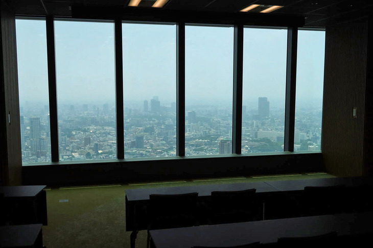 麻布台ヒルズ森JPタワー49階からの眺め。東京の街が一望できる。