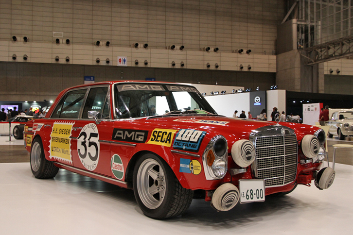 1971年「メルセデス・ベンツ300SEL 6.3」をベースとする「AMG300SEL 6.8レーサーレプリカ」。V8エンジンはオリジナルの6.3リッターから6.8リッターに拡大、AMGのハイリフトカムなどでチューン。6段MTはポーランドにある、その種の特注ギアボックス製作を行う会社に作らせたそうだ。