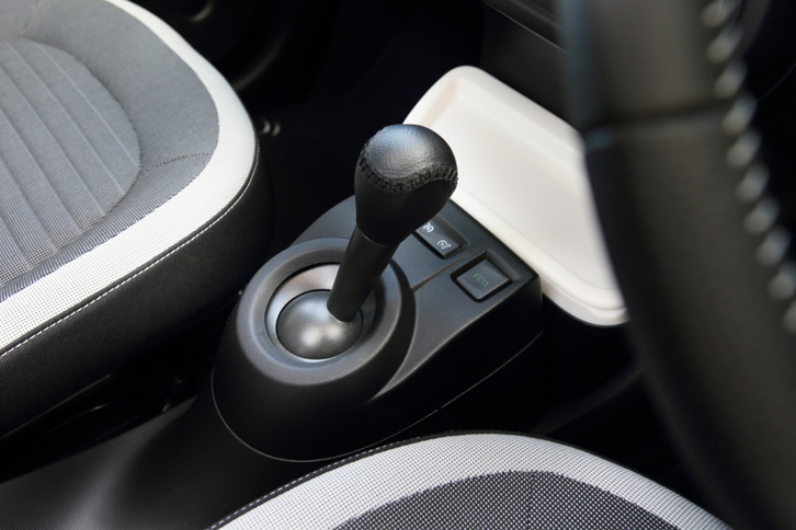 トランスミッションは6段デュアルクラッチ式AT。ただし、自然吸気エンジンを搭載した特別仕様車の「サンクS」には、5段MTが採用されていた。