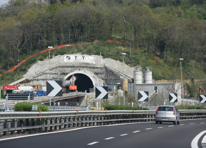 工事中のバイパス用トンネル。2009年4月撮影。