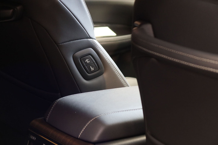 トヨタ・クラウン セダン（助手席の調節スイッチ）